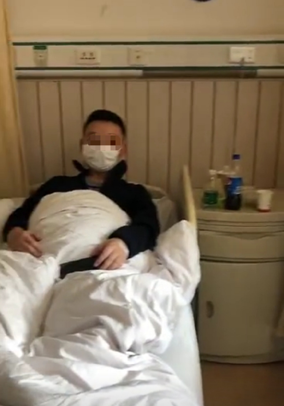 被错抱28年孩子之一，因患肝癌躺在病床上接受治疗。受访者供图