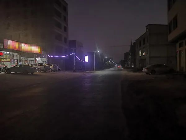  2019年12月22日18时30分，李志广被撞的地方漆黑一片。
