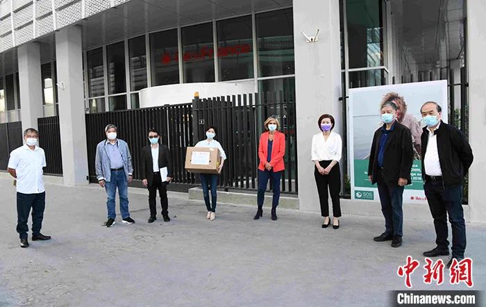  图为当地时间4月23日，电台向巴黎大区议会捐赠10万只一次性口罩，巴黎大区议会主席佩克雷斯出席捐赠仪式。中新社记者 李洋 摄