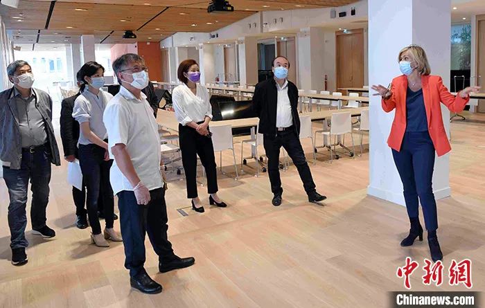  图为当地时间4月23日，电台向巴黎大区议会捐赠10万只一次性口罩。中新社记者 李洋 摄