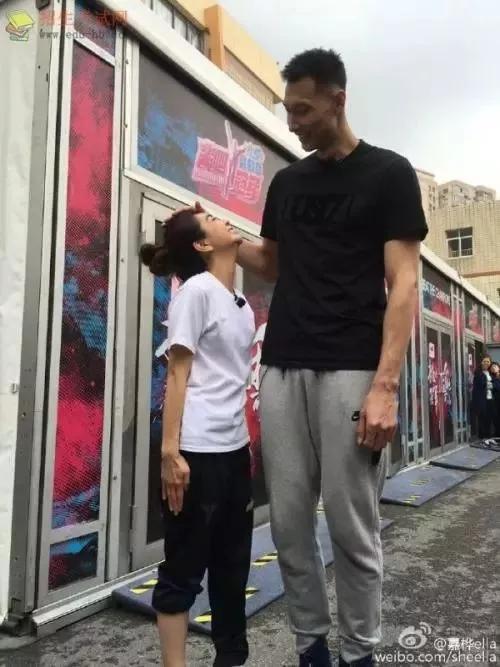 165和180身高差图片,180男生和165女生合影 但是也有男生喜欢小鸟依人型的妹子 所以,一直都很流行的最萌身高差