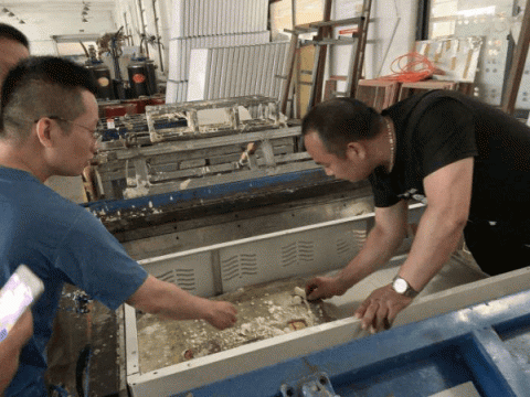  执法人员正在调查采样。 湖州市生态环境局供图