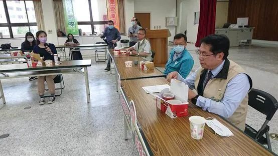黄伟哲(右一)图源:台湾“中时电子报”