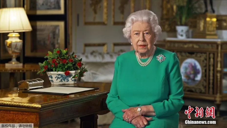 当地时间4月5日,英国女王伊丽莎白二世向全英国民众发表电视讲话,鼓励民众“团结、坚定”,在抗击新冠病毒疫情斗争中“取得成功”。