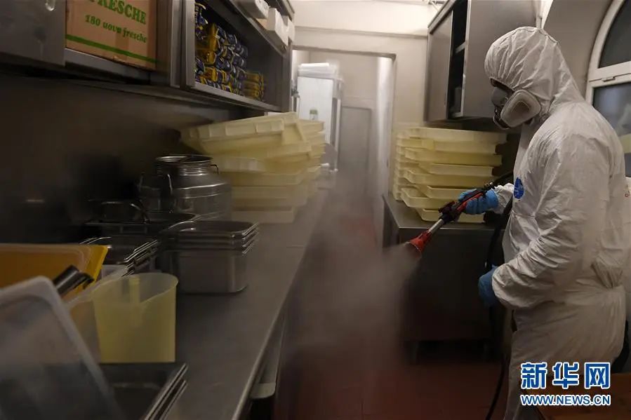  ▲4月23日，在意大利罗马，一名男子在露台上眺望。（新华社发）