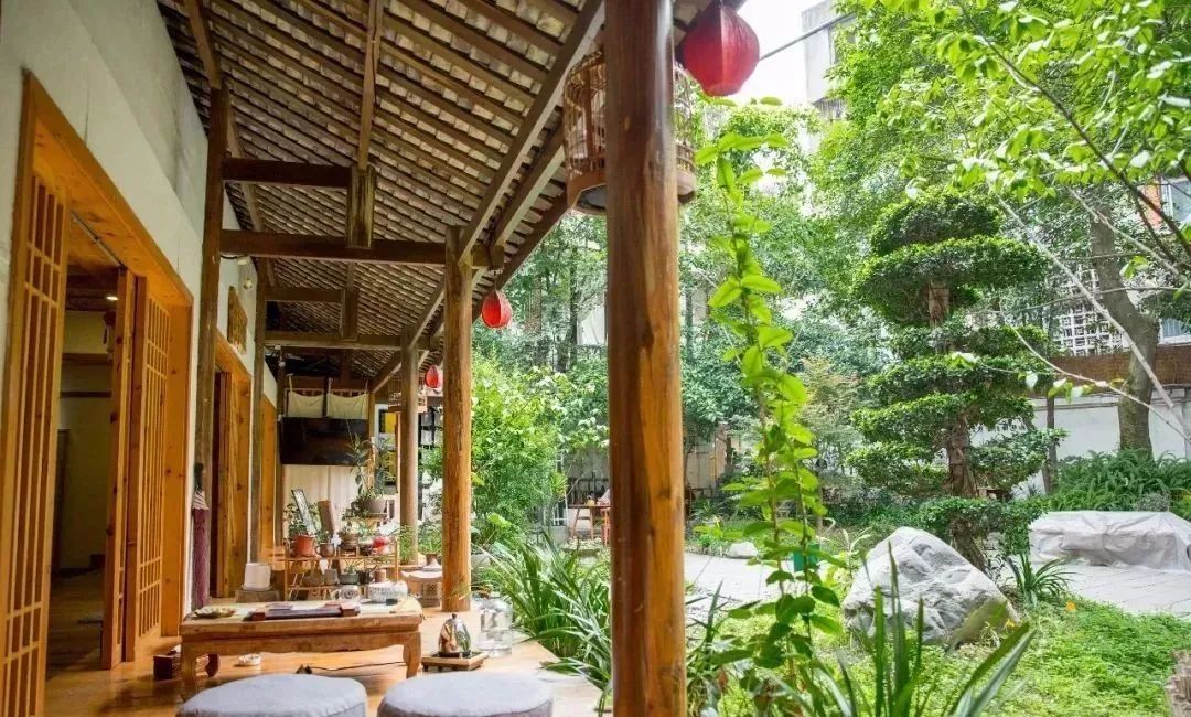 老了,找几个志同道合的知己建个院子,“同居式”养老,太美了!