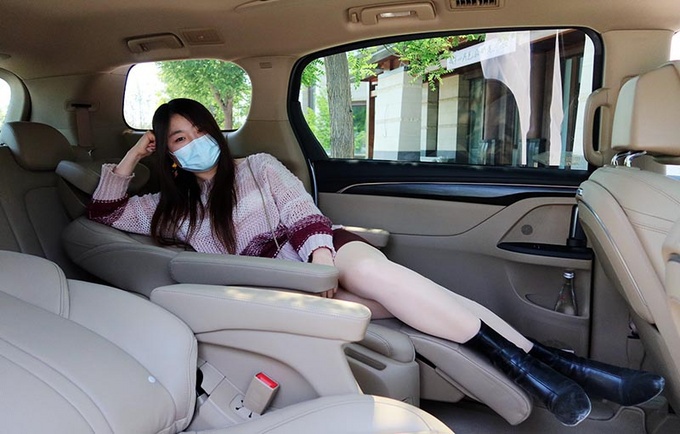 别克新款MPV实车体验,座椅比埃尔法舒服,小姐姐上车直接躺下了