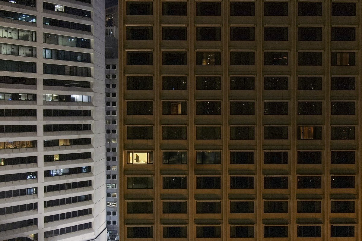 夜里险些没有人住的香港旅店大楼 图源:交际媒体