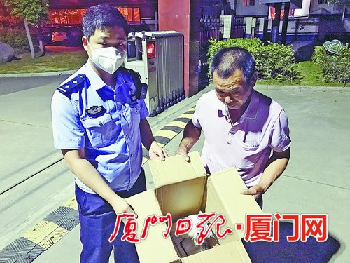 　　民警帮受伤白鹭包扎，并找来一个消毒过的纸箱暂时安放。