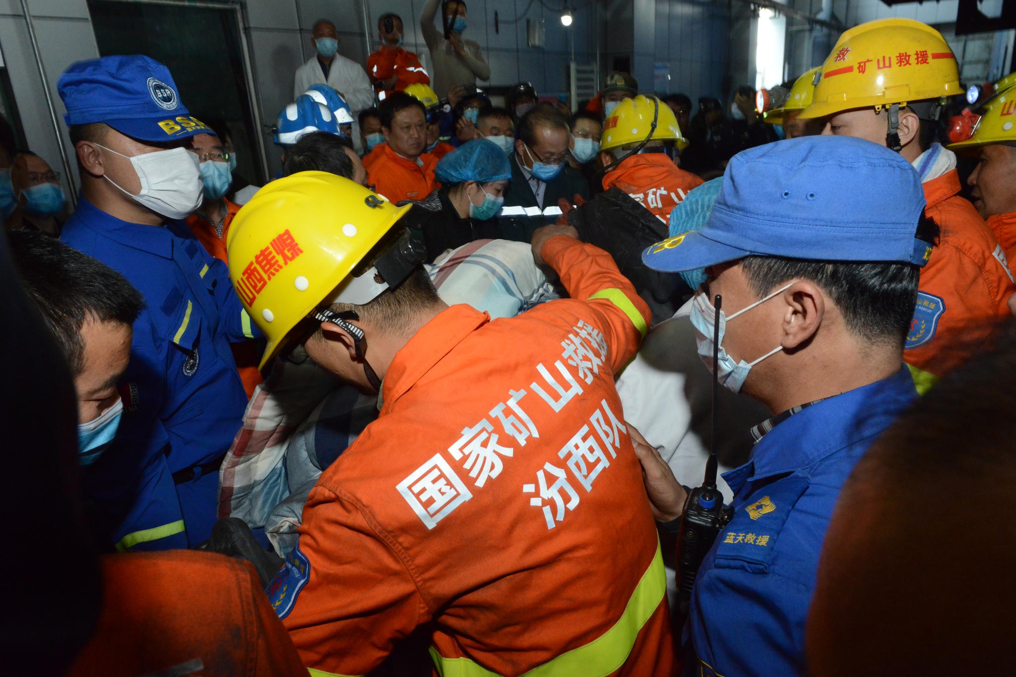 消防救援人员将被困人员救出。国家矿山应急救援汾西队供图
