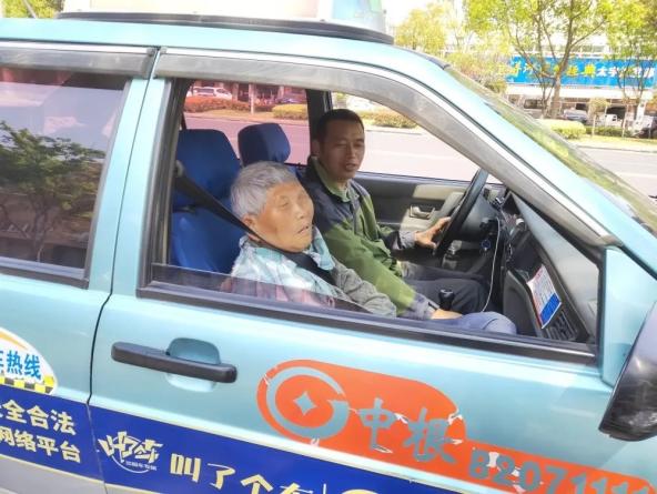 “的哥”抱着80岁母亲跑出租:你养我长大 我陪你