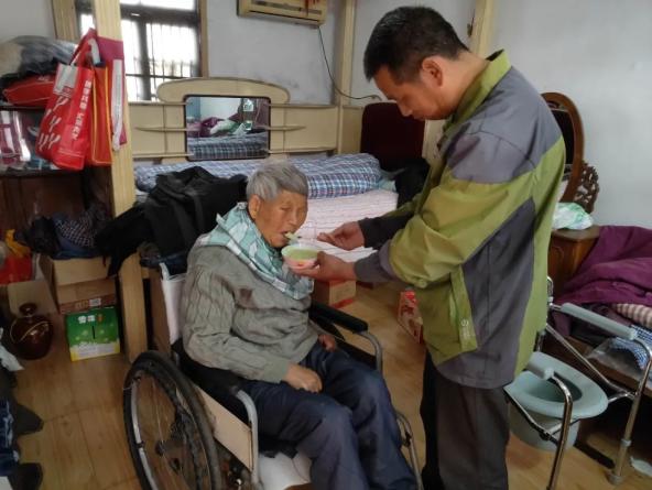 “的哥”抱着80岁母亲跑出租:你养我长大 我陪你