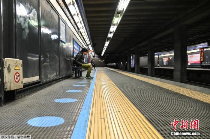 当地时间4月28日,意大利米兰的地铁月台上已经贴上安全距离标识,提醒乘客在疫情期间候车时保持一定的安全距离。