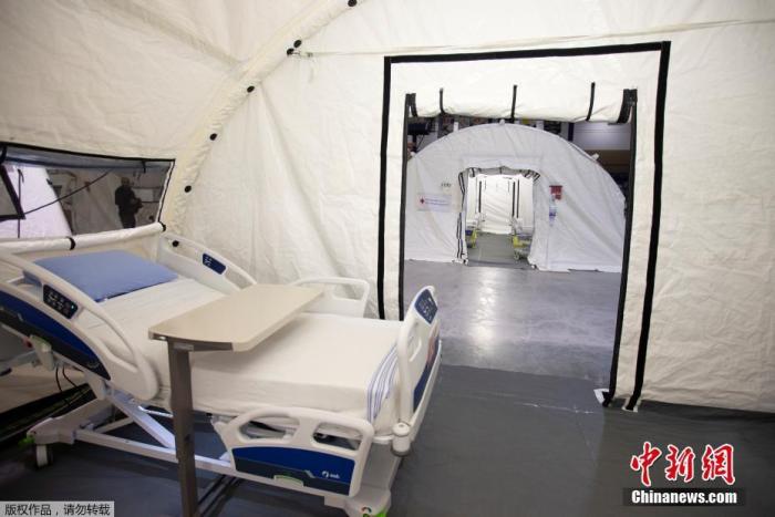 当地时间4月26日,加拿大蒙特利尔一所体育场被改建为移动“方舱医院”,这里将长期协助医疗中心救治新冠肺炎患者。
