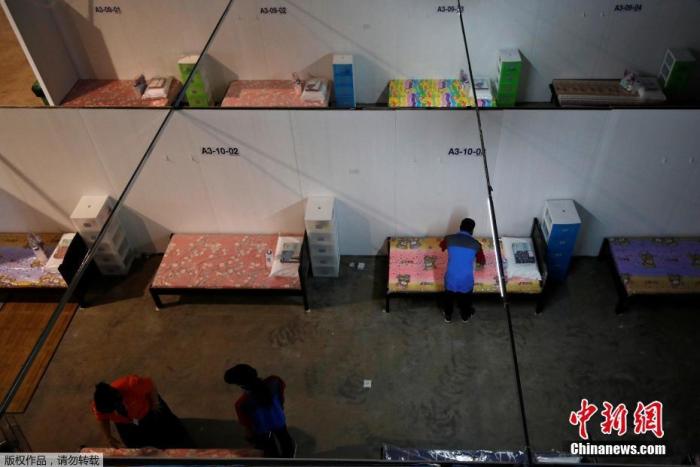 当地时间4月24日,新加坡樟宜展览中心改造成“方舱医院”,这里将接收新冠肺炎轻微症状患者。