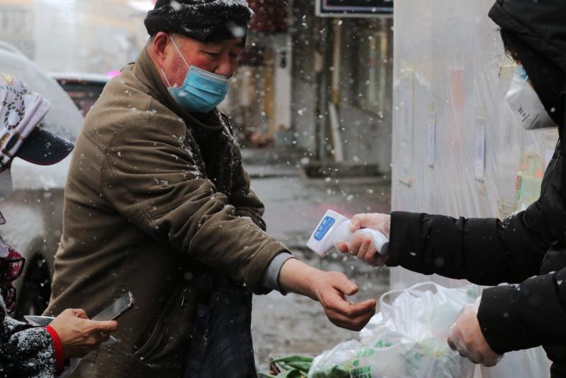 下沉干部雪中为进小区住民测温