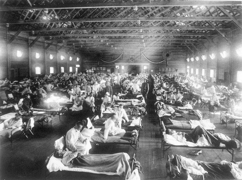  美国堪萨斯州军营中的医院，满是染上流感的病人