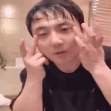 图片来源于网络 比如涂护肤品时疯狂搓脸,看着就让人觉得很疼.