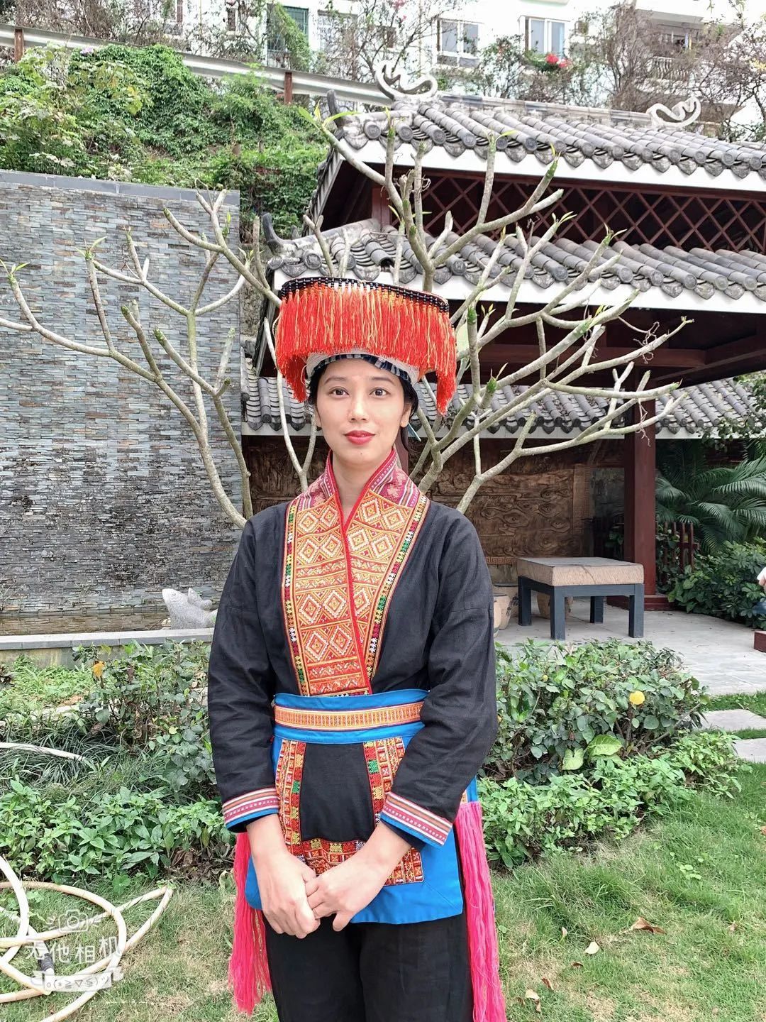 南宁市新兴民族学校邓莉娜老师展示瑶族服饰
