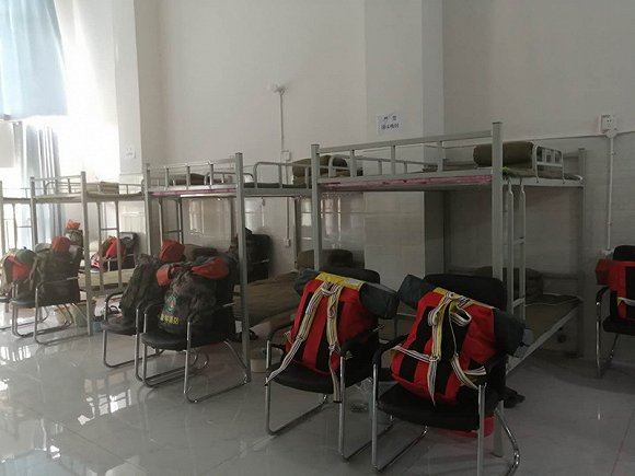  扑火队营房里21个牺牲队员的床位。摄影：赵孟