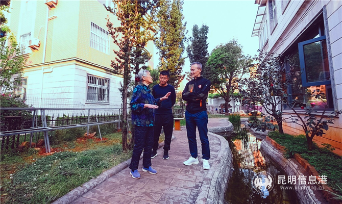 王石前往玉溪祭拜褚时健 与储老家人重温褚橙创业故事
