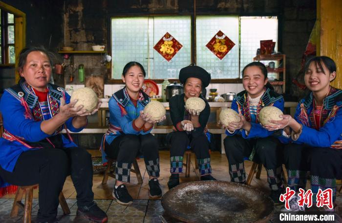 瑶族妇女展示艾粑半成品。 吴生斌 摄