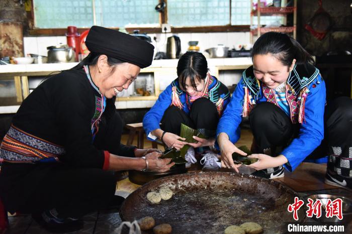 瑶族妇女在包艾粑。 吴生斌 摄