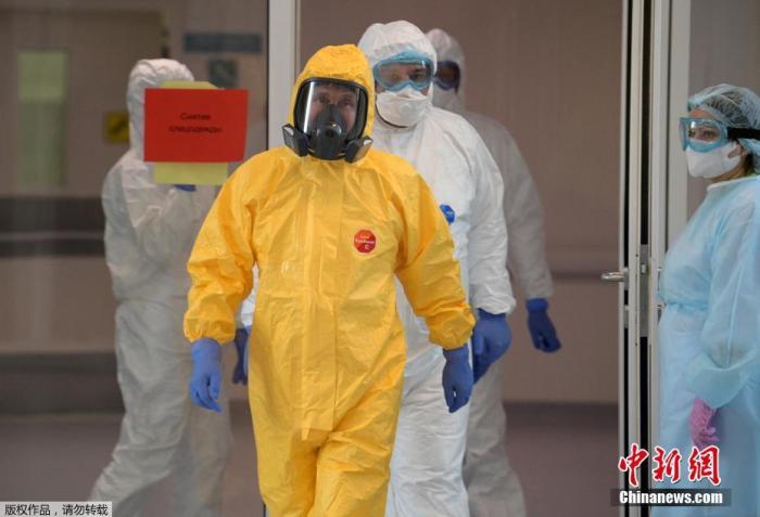 资料图:当地时间3月24日,俄罗斯总统普京身穿防护服视察一家位于首都莫斯科郊外的收治新冠肺炎患者的医院。