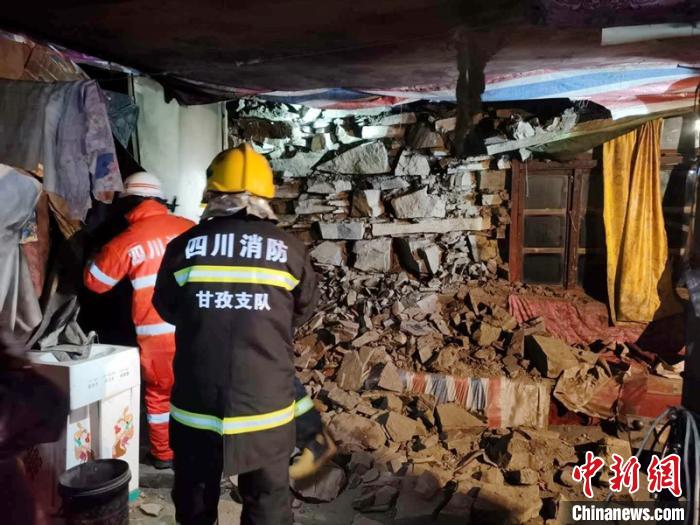 消防救援人员在一民房受损的藏族群众家了解情况。石渠县供图