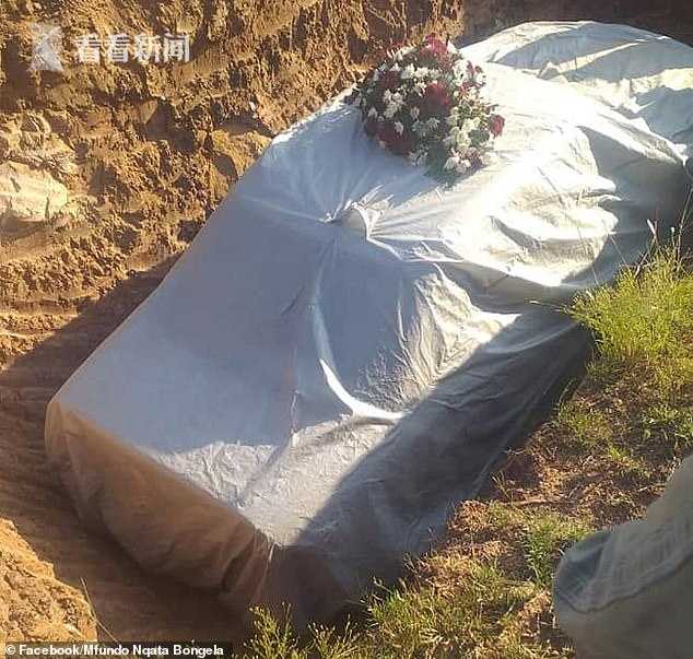 富豪死后坐奔驰车手握方向盘 连人带车一起下葬