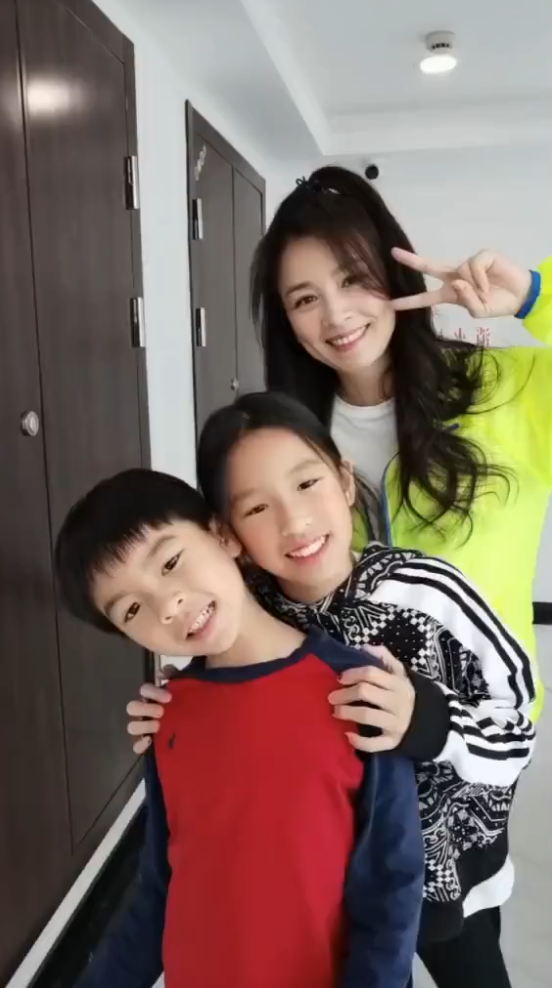张庭带一双儿女跳舞,母子三人同框却似姐弟