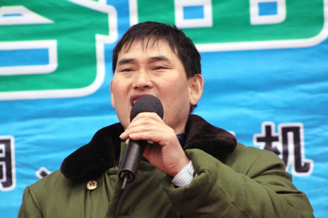 演出中的朱之文,图源网络