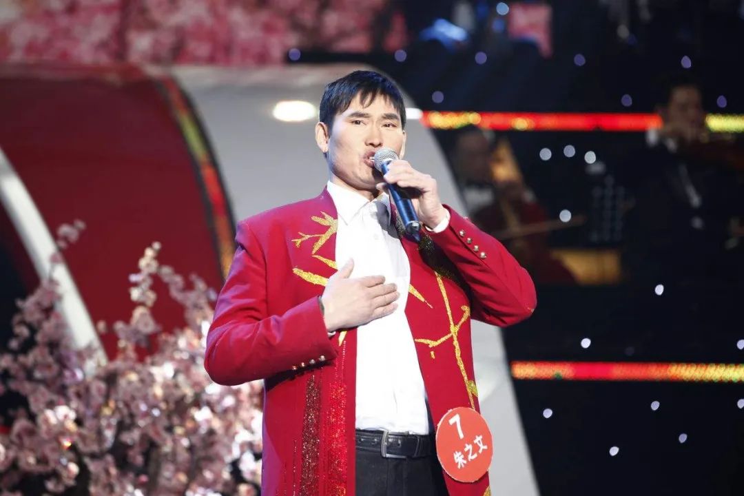 演唱中的朱之文,图源网络