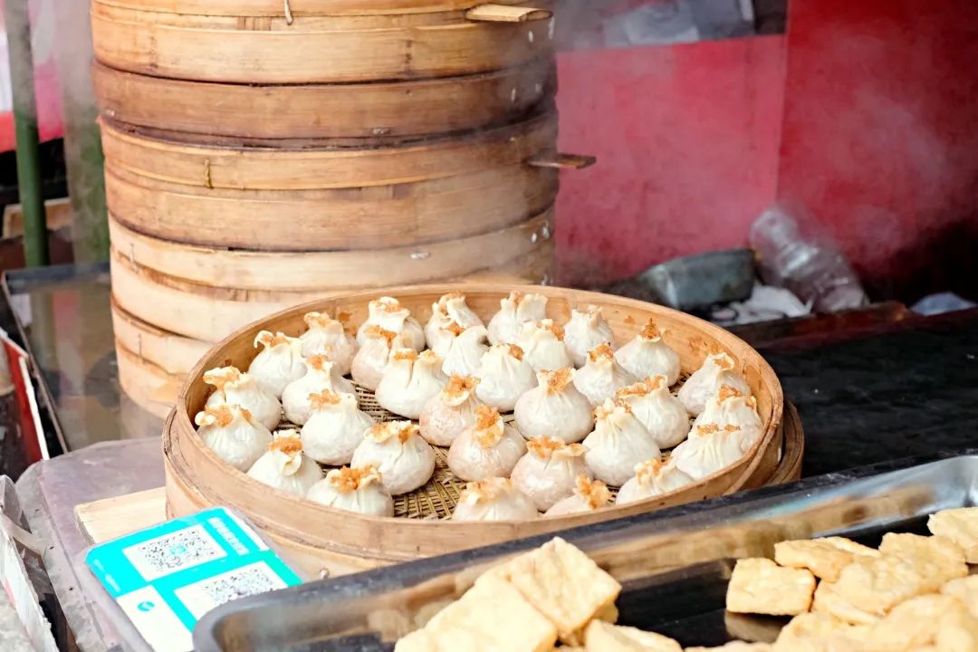 ↑市场上的烧麦,是最简单的早茶