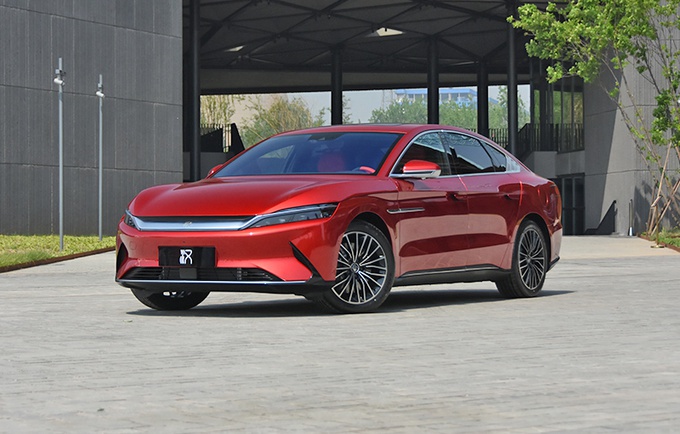 抢先实拍比亚迪全新纯电旗舰轿车 3.9秒破百 最大续航超600km