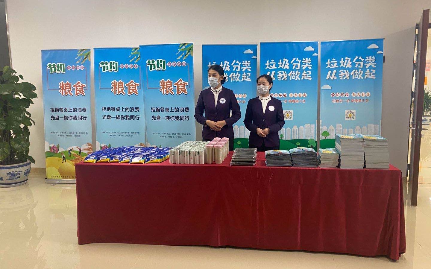 餐厅门口的垃圾分类宣传处。 记京报新者 应悦。 摄