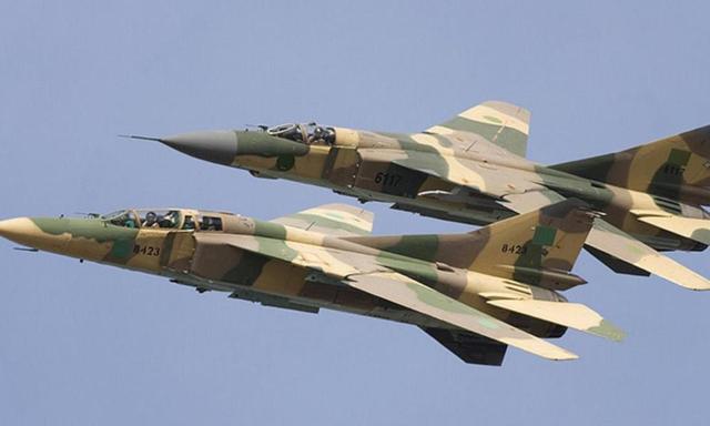 哈夫塔尔不惧威胁,国民军战斗机发动空袭,炸翻北非土耳其军营