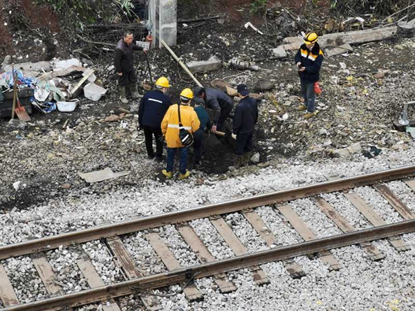 T179列车脱轨事故追踪 现场施工者:护坡里全是沙