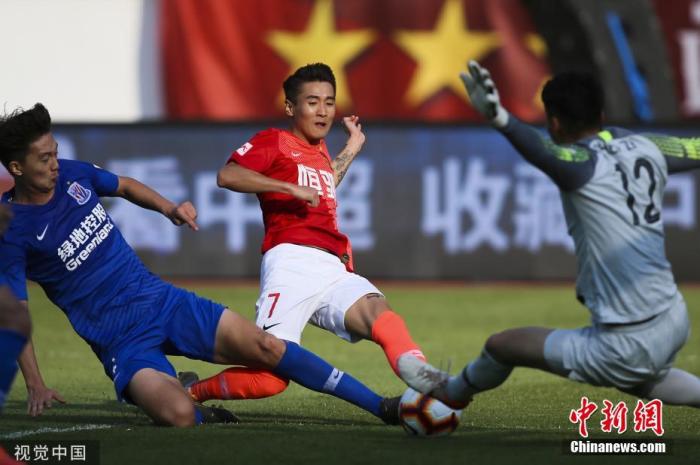 资料图：2019赛季中超末轮比赛中，广州恒大主场3：0战胜上海申花，队史第8次夺得中超冠军。图为韦世豪在比赛中。