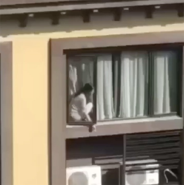 白衣女子坐集中隔离点窗台抽烟弹烟灰:承认错误,表示歉意