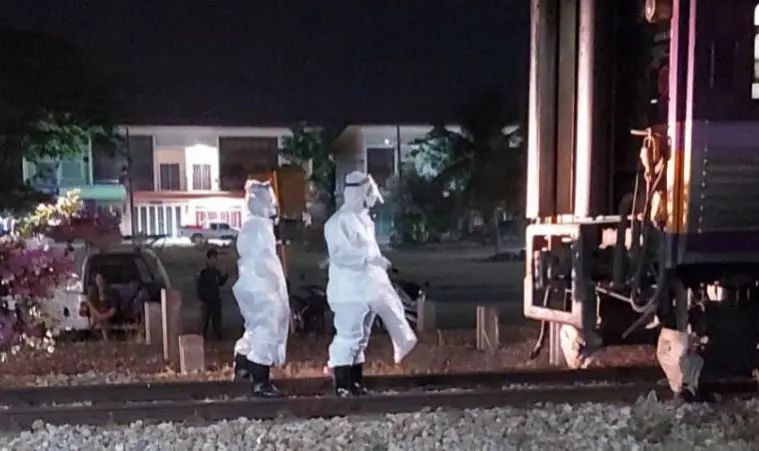 男子在火车卫生间门外离奇死亡,生前感染新冠肺炎