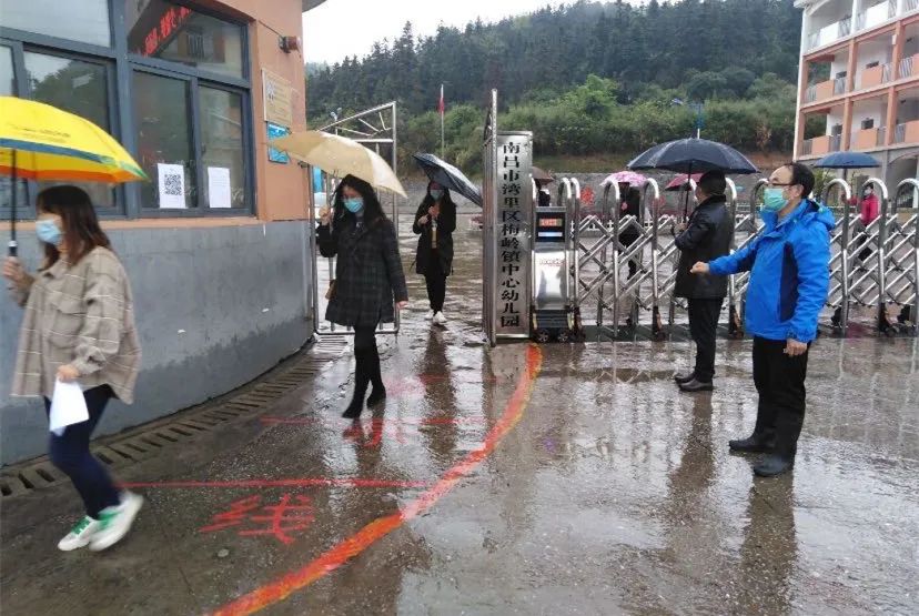 △保持安全距离,有序离校演练