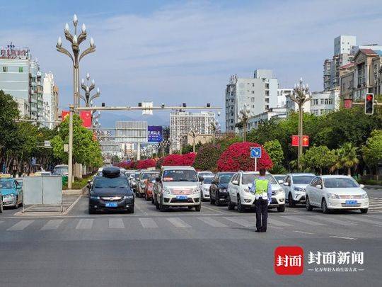 默哀!西昌市民送别森林火灾牺牲勇士
