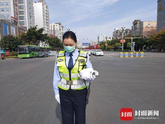 默哀!西昌市民送别森林火灾牺牲勇士