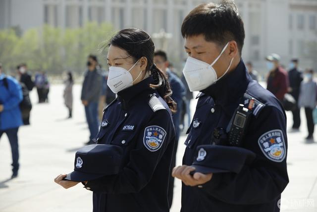天安门广场上空拉响警报 市民和游客默哀3分钟