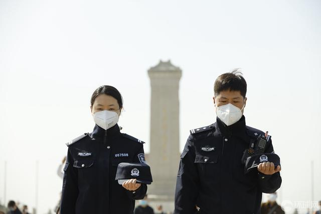 天安门广场上空拉响警报 市民和游客默哀3分钟