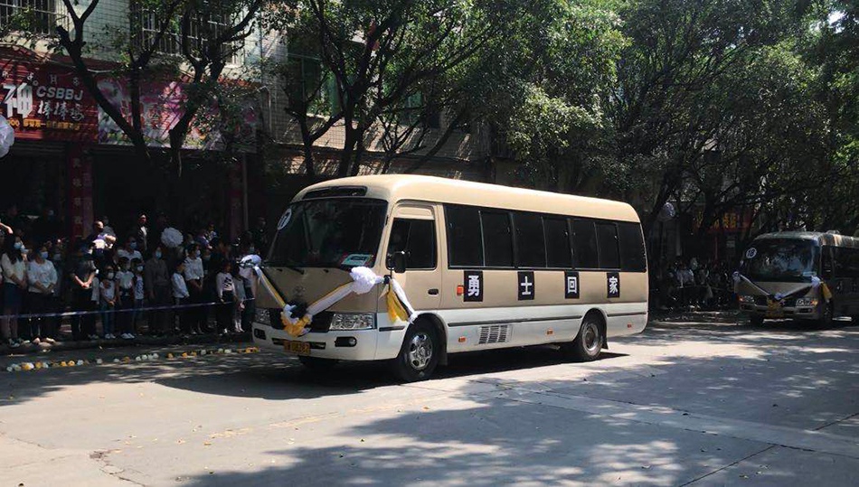 民众集合在街道两旁“接英雄回家” 本文图片均由澎湃新闻记者 何利权 图