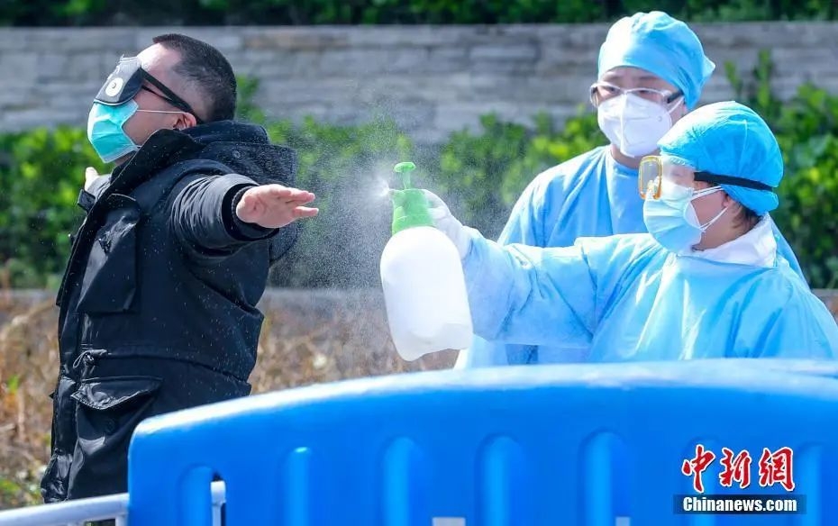 资料图:武昌方舱医院医护人员为出院患者消毒.中新社记者 张畅 摄