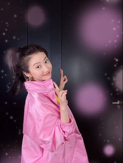 景甜扎高马尾 粉黄穿搭青春洋溢