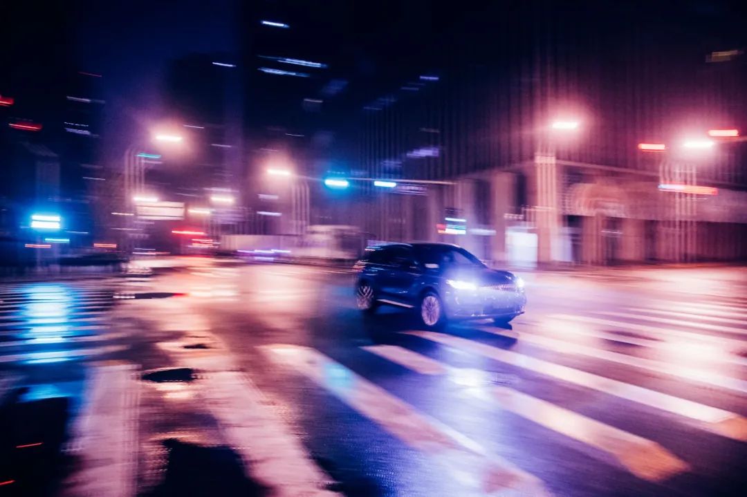 雨夜穿梭的一道光,他到底是谁?
